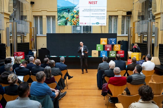 Im Zentrum steht eine bessere Abstimmung von Angebot und Nachfrage entlang der gesamten Wertschöpfungskette. Voraussetzung dafür ist eine enge Zusammenarbeit zwischen Landwirtschaft, Verarbeitung, Großhandel und Gastronomie sowie passende Bedingungen. Im Bild: Klaus Egger, Sonderbeauftragter für Nachhaltigkeit. (Foto: LPA/Fabio Brucculeri)