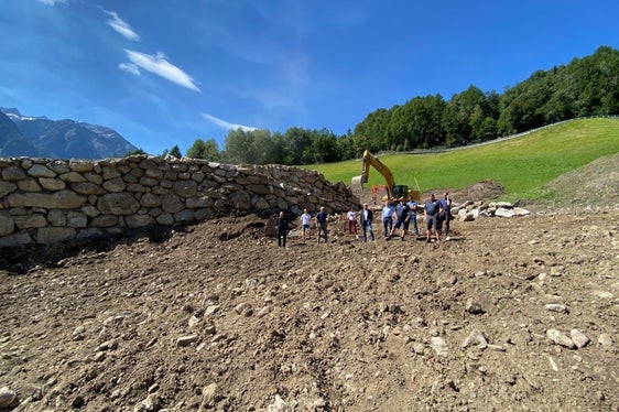 Lokalaugenschein von LR Schuler mit Technikern und Gemeindevertretern bei der Zyklopensteinmauer, die von der Mannschaft der Wildbachverbauung zum Schutz vor der Lawine Eberhöfer in Martell errichtet wird. (Foto: LPA/Noemi Prinoth)