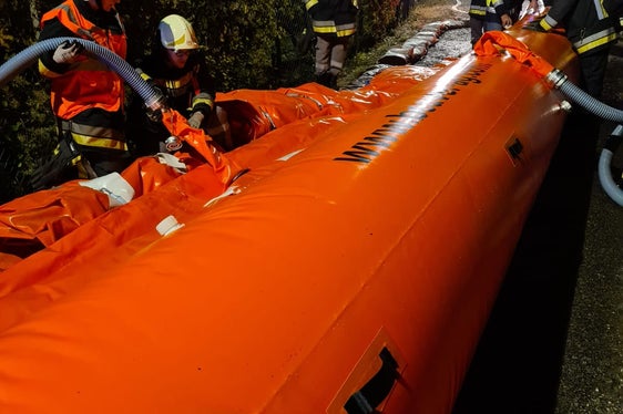 Mit Hochwasserschläuchen wurde das Wasser am rechten Eisackufer auf der Höhe des Mila-Gebäudes in Bozen eingedämmt. (Foto: LPA/Freiwillige Feuerwehr Bozen)