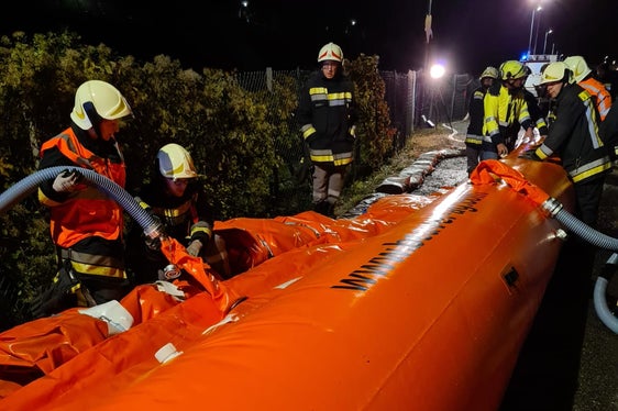 Mit Hochwasserschläuchen wurde das Wasser am rechten Eisackufer auf der Höhe des Mila-Gebäudes in Bozen eingedämmt. (Foto: LPA/Freiwillige Feuerwehr Bozen)