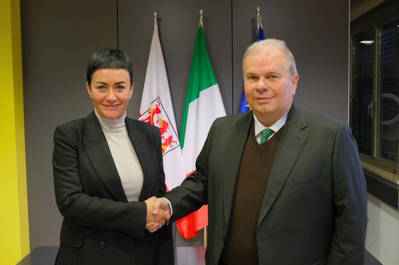 Landesrätin Ulli Mair (links) hat heute (10. Oktober) als Vertreterin des Landes mit der Quästur, vertreten durch Quästor Paolo Sartori (rechts), ein Kooperationsabkommen unterzeichnet. (Foto: LPA/Lukas Forer)
