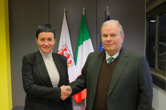 L'accordo consente alla Questura di acquistare ulteriori attrezzature per la Polizia di Stato. L'assessora provinciale Mair e il questore Sartori hanno firmato oggi l'accordo, ne seguirà uno con i Carabinieri. (Foto: USP/Lukas Forer)