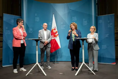 Lavoro di rete per un tema fondamentale per la società moderna e un passaggio storico in provincia di Bolzano: nella foto (da sinistra) Johanna Brunner, Andreas Conca, Rosmarie Pamer e Astrid Wiest. (Foto: USP/Fabio Brucculeri)