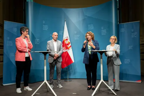 Haben gemeinsam an einem Gesetzentwurf und damit an der Sichtbarkeit für das Thema sexualisierte Gewalt und Missbrauch gearbeitet: (v.l.) Johanna Brunner, Andreas Conca, Rosmarie Pamer und Astrid Wiest. (Foto: LPA/Fabio Brucculeri)