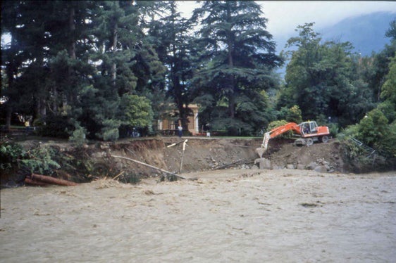 Per prevenire danni analoghi a quelli provocati dall'evento di piena del 1987, come da foto d'archivio, l'Ufficio sistemazione bacini montani sta eseguendo interventi di sistemazione. (Foto: Agenzia Protezione civile/Ufficio Sistemazione bacini montani ovest)