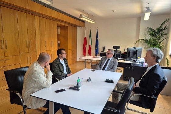 Con Günther Walcher alla guida dell’Ufficio Catasto di Bolzano abbiamo individuato una figura competente, esperta e capace di valorizzare al meglio il lavoro del nostro team”, dichiara l’assessore provinciale Christian Bianchi (in foto, al centro) a margine dell'incontro con il nuovo direttore Günther Walcher (alla sua destra), il direttore di Dipartimento Daniel Bedin e il direttore di Ripartizione Peter Kasal. (Foto: Ripartizione Libro fondiario e catasto)