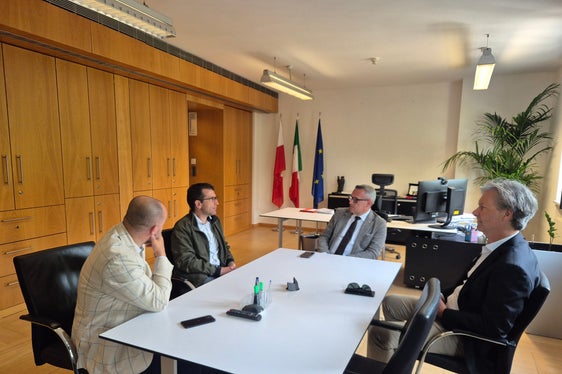 Con Günther Walcher alla guida dell’Ufficio Catasto di Bolzano abbiamo individuato una figura competente, esperta e capace di valorizzare al meglio il lavoro del nostro team”, dichiara l’assessore provinciale Christian Bianchi (in foto, al centro) a margine dell'incontro con il nuovo direttore Günther Walcher (alla sua destra), il direttore di Dipartimento Daniel Bedin e il direttore di Ripartizione Peter Kasal. (Foto: Ripartizione Libro fondiario e catasto)