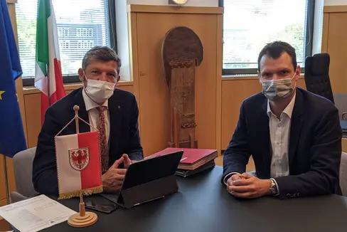 Mobilitätslanderat Alfreider hat vor kurzem mit Manfred Gius, Geschäftsführer von Biogas Wipptal, die Zusammenarbeit im Bereich emissionsarme Technologien diskutiert. (Foto: LPA/Ingo Dejaco)