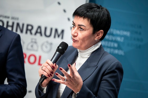 Landesrätin Ulli Mair hat in der Wohnreform 2025 auch den gemeinnützigen Wohnbau vorgesehen, der sich zur dritten Säule auf dem Südtiroler Mietmarkt entwickeln soll. (Foto: LPA/Fabio Brucculeri)