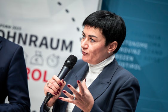 Landesrätin Ulli Mair hat in der Wohnreform 2025 auch den gemeinnützigen Wohnbau vorgesehen, der sich zur dritten Säule auf dem Südtiroler Mietmarkt entwickeln soll. (Foto: LPA/Fabio Brucculeri)