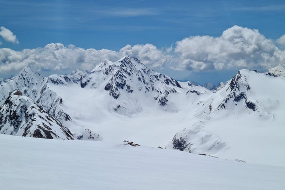 Becherhaus und Übeltalferner noch im Winterkleid am 11. Mai (Foto: Landesamt für Hydrologie und Stauanlagen/Roberto DInale)