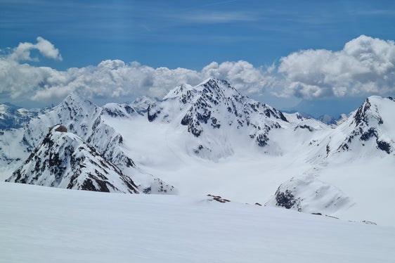 Becherhaus und Übeltalferner noch im Winterkleid am 11. Mai (Foto: Landesamt für Hydrologie und Stauanlagen/Roberto DInale)