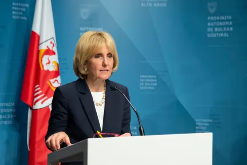 L'assessora Deeg nel corso della conferenza stampa odierna (Foto: ASP/F. Brucculeri)