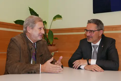 Il commissario europeo per la programmazione finanziaria ed il bilancio Johannes Hahn a colloquio con il presidente della Provincia di Bolzano Arno Kompatscher (ASP)