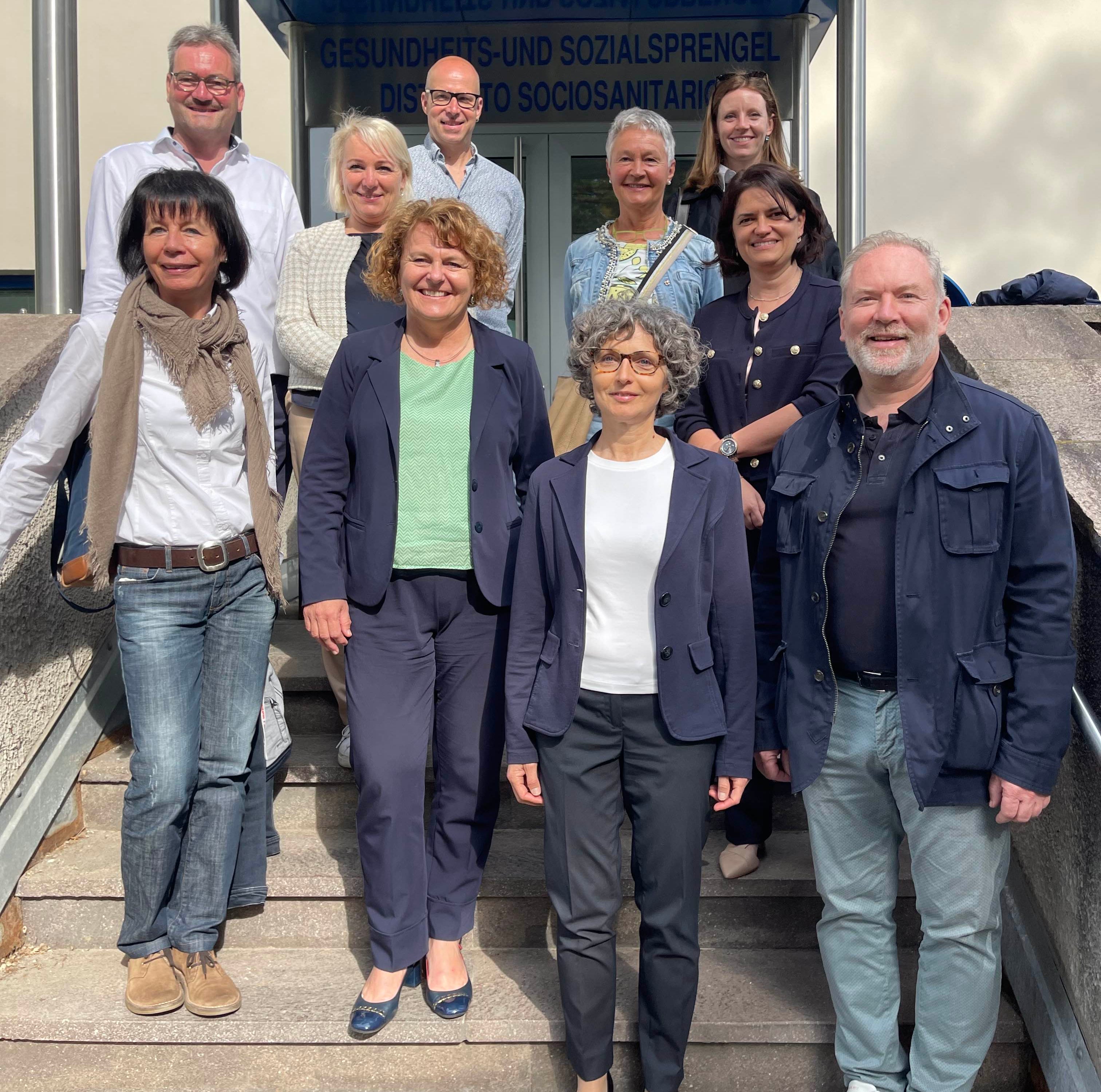 Da maggio anche a Merano c'è l’Ufficio di valutazione di valutazione della non autosufficienza. Rafforzare la rete territoriale e ridurre i tempi di attesa, gli obiettivi dell'assessora Pamer (al centro) e del direttore Zendrini (primo da destra) (Foto: ASP/Ufficio di valutazione della non autosufficienza)