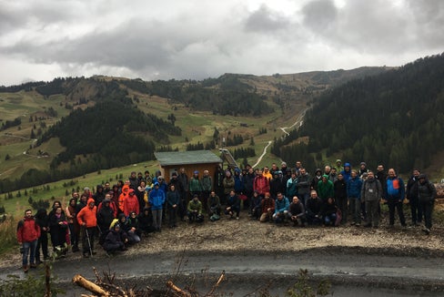 Die Teilnehmer und Teilnehmerinnen der Exkursion im Bereich einer Monitoring-Station des Projektes SoLoMon in Corvara. (Foto: LPA/Landesamt für Geologie und Baustoffprüfung)