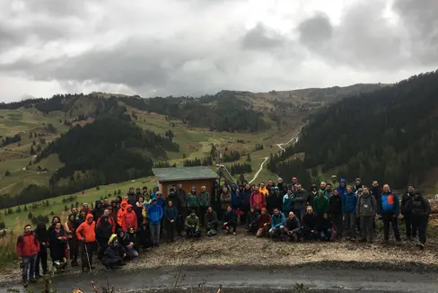 I partecipanti dell‘Escursione presso una stazione di monitoraggio del progetto SoLoMon a Corvara (Foto: ASP/Ufficio geologia e prove materiali)