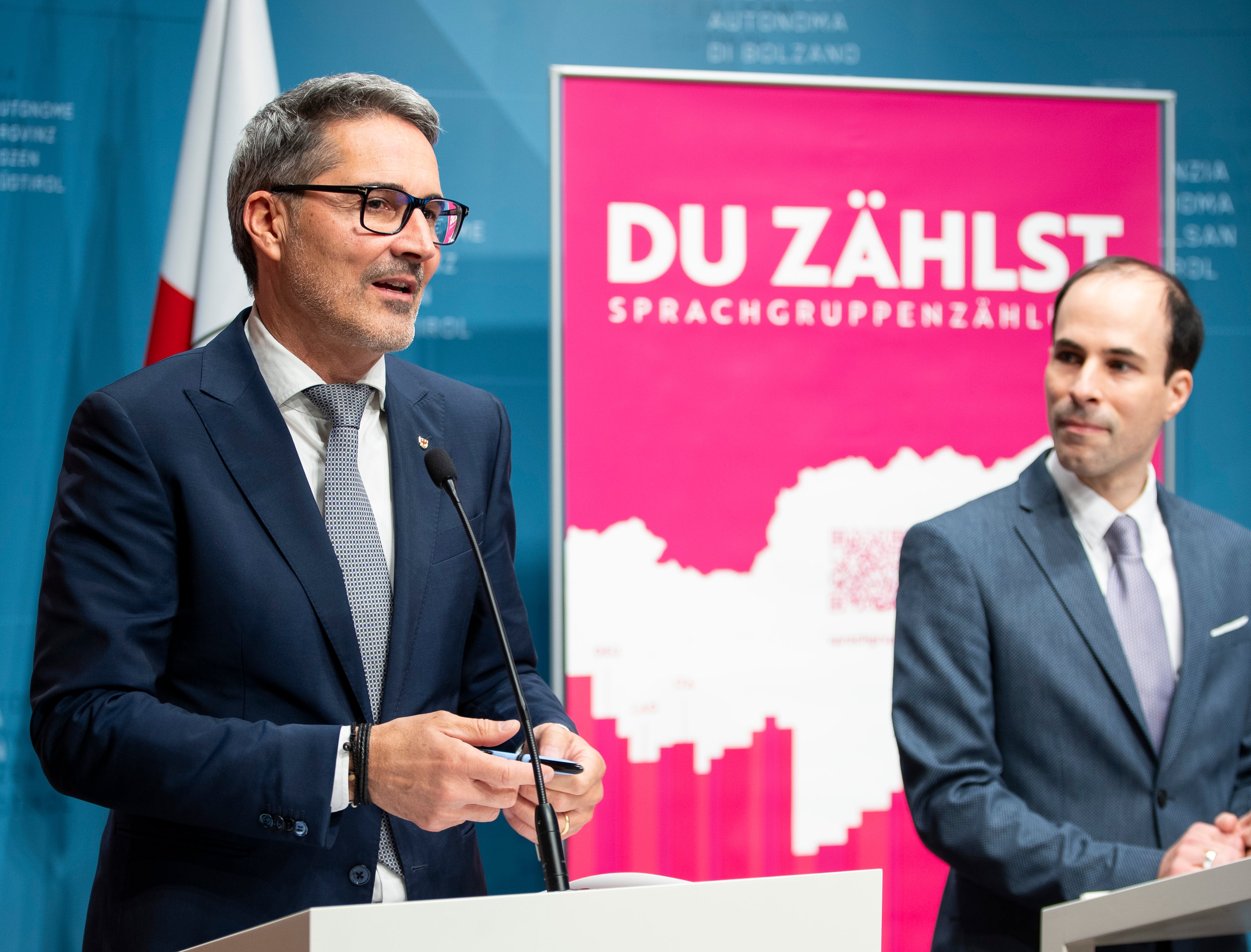 Il 13 febbraio la Giunta provinciale ha approvato il Programma statistico provinciale 2026-2028. Nella foto: il presidente della Provincia Arno Kompatscher (a sinistra) e il direttore dell'ASTAT Timon Gärtner (a destra) in un'immagine d'archivio durante una precedente presentazione dell'attività dell'Istituto provinciale di statistica. (Foto: USP/Fabio Brucculeri)