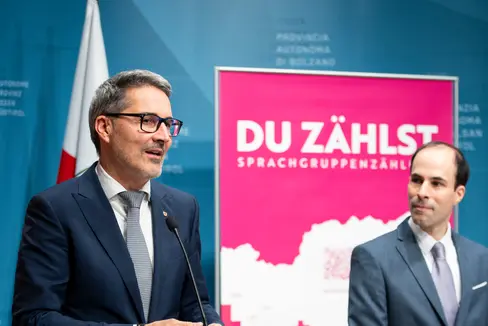 Die Landeregierung genehmigte am 30. Jänner das Landesstatistikprogramm 2026–2028. Im Bild: Landeshauptmann Arno Kompatscher (links) und ASTAT-Direktor Timon Gärtner (rechts) auf einem Archivbild bei einer früheren Präsentation der Tätigkeit des Landesstatistikamtes.
(Foto: LPA/Fabio Brucculeri)