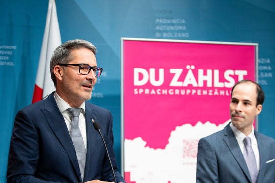 Die Landeregierung genehmigte am 30. Jänner das Landesstatistikprogramm 2026–2028. Im Bild: Landeshauptmann Arno Kompatscher (links) und ASTAT-Direktor Timon Gärtner (rechts) auf einem Archivbild bei einer früheren Präsentation der Tätigkeit des Landesstatistikamtes.
(Foto: LPA/Fabio Brucculeri)