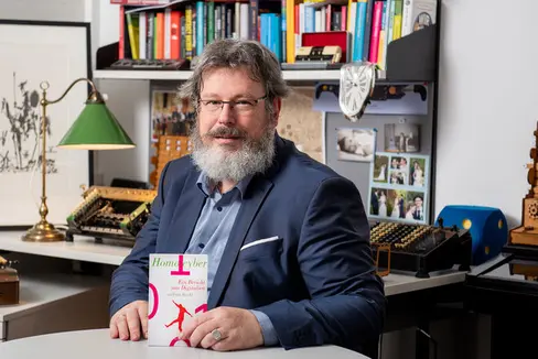 Informatiker Peter Reichl ist Informatikprofessor und beschäftigt sich in seinem Buch Homo cyber. Ein Bericht aus Digitalien damit, welche Verantwortung der Mensch in einer zunehmend automatisierten Welt hat. (Foto: Teßmann/Barbara Mair)