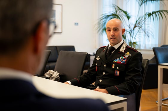 Landeshauptmann Kompatscher dankte Kommandant Raffaele Rivola für dessen dreijährigen Einsatz für die Sicherheit der Südtirolerinnen und Südtiroler. (Foto: LPA/Fabio Brucculeri)