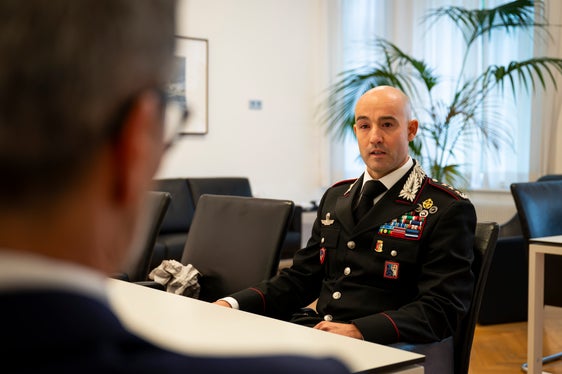 Landeshauptmann Kompatscher dankte Kommandant Raffaele Rivola für dessen dreijährigen Einsatz für die Sicherheit der Südtirolerinnen und Südtiroler. (Foto: LPA/Fabio Brucculeri)
