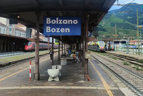 Das Verwaltungsgericht hat die 1,6-Milliarden-Euro-Ausschreibung für Südtirols Bahndienste nach einem Rekurs der Arriva Italia GmbH annulliert. Die Landesregierung wird nun in Kürze entscheiden, ob es eine neue Ausschreibung oder eine Klärung beim Staatsrat geben soll. (Foto: LPA/Alessandro Veronesi)