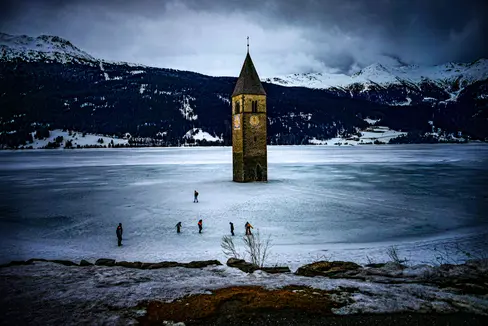 Foto des Monats Februar 2025: Reschensee, Graun im Vinschgau (Foto: Martin Geier)