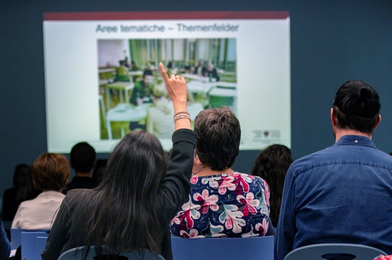 Mercoledì 26 febbraio 2025, nella sede del Servizio esami in via Alto Adige 50, a Bolzano, si terrà il prossimo appuntamento con la “Giornata del bilinguismo” (Foto: USP/Greta Stuefer)