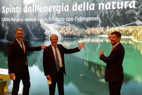 Besuch auf dem Südtirol-Stand beim Rimini-Meeting: (v.l.) LH Kompatscher, EU-Kommissar Gentiloni, LR Alfreider (Foto: LPA/Elisa Gentile)