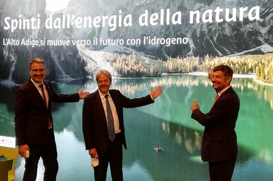 Il presidente Kompatscher (sx), il Commissario UE Gentiloni (al centro) e l'assessore Alfreider (dx) allo stand Alto Adige del Meeting di Rimini. (Foto: ASP/eg)