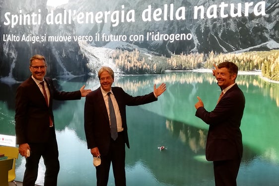 Il presidente Kompatscher (sx), il Commissario UE Gentiloni (al centro) e l'assessore Alfreider (dx) allo stand Alto Adige del Meeting di Rimini. (Foto: ASP/eg)