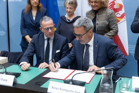 Ein Abkommen zwischen Land Südtirol und dem Nationalen Institut für soziale Fürsorge (NISF/INPS) regelt die Auszahlung der Unterstützungsleistung für Seniorinnen und Senioren mit einem geringen Einkommen. Am 24. September wurde dieses von Landeshauptmann Kompatscher (rechts) und INPS-Präsident Fava (links) unterzeichnet. (Foto: LPA/Tiberio Sorvillo)