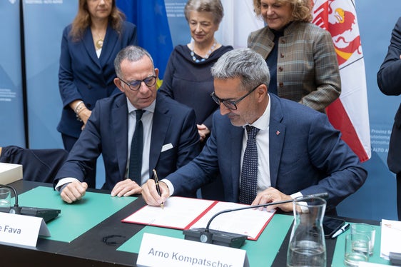 Il presidente della Provincia, Arno Kompatscher (a destra), e il presidente dell’INPS Fava durante la firma della convenzione per l’erogazione di un sussidio economico annuale ai pensionati ed alle pensionate. (Foto: USP/Tiberio Sorvillo)