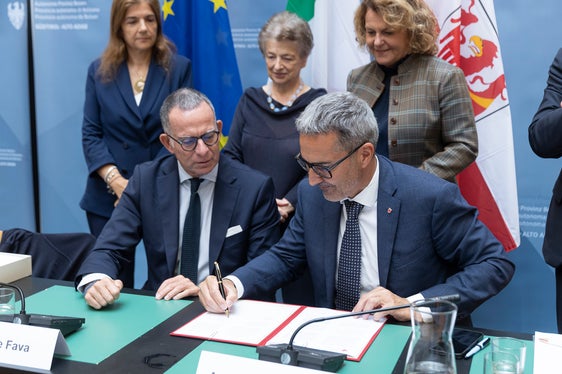 Il presidente della Provincia, Arno Kompatscher (a destra), e il presidente dell’INPS Fava durante la firma della convenzione per l’erogazione di un sussidio economico annuale ai pensionati ed alle pensionate. (Foto: USP/Tiberio Sorvillo)