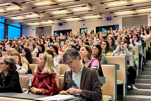 Die achte Ausgabe der Tagung, heuer zum ersten Mal als BRIMA+NAT Primar, als Brixner Fortbildungstag für Mathematik und Naturwissenschaften im Primarbereich, stieß am Samstag, 11. Oktober, wieder auf regen Zuspruch. Etwa 360 Teilnehmerinnen und Teilnehmer nutzten die Möglichkeit zum Austausch untereinander und mit den Referenten und Referentinnen. (Foto: LPA/Freie Universität Bozen/Eva Maria Lassnitzer)