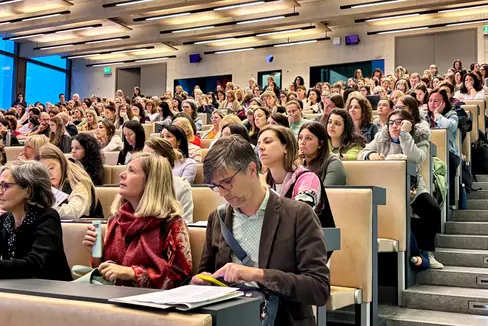 Die achte Ausgabe der Tagung, heuer zum ersten Mal als BRIMA+NAT Primar, als Brixner Fortbildungstag für Mathematik und Naturwissenschaften im Primarbereich, stieß am Samstag, 11. Oktober, wieder auf regen Zuspruch. Etwa 360 Teilnehmerinnen und Teilnehmer nutzten die Möglichkeit zum Austausch untereinander und mit den Referenten und Referentinnen. (Foto: LPA/Freie Universität Bozen/Eva Maria Lassnitzer)
