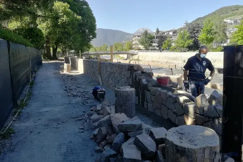 Proseguono, per conto dell'Ufficio sistemazione bacini montani Nord, i lavori di costruzione del nuovo muro di protezione dell'argine lungo l'Isarco. Nella foto un'istantanea del lavoro effettuato nel 2020 lungo il tracciato della pista ciclabile. (Foto: ASP / Ufficio sistemazione bacini montani Nord)
