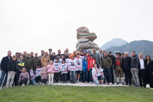 Gli Stoanerne Mandl, letteralmente gli omini di pietra, sono figure che in Alto Adige vengono erette da secoli su passi montani e altipiani. Ora questa installazione, dedicata ai Giochi di Milano Cortina 2026, sarà visibile anche all'imbocco del centro abitato di Dobbiaco. (Foto: USP/Jacopo Coen)