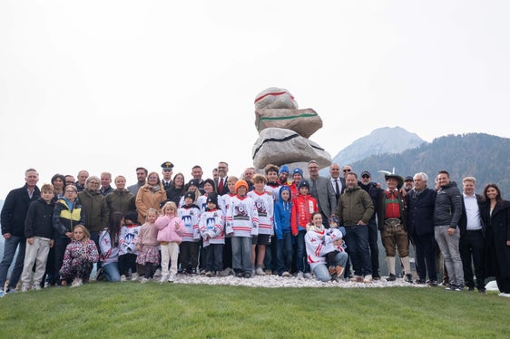 Gli Stoanerne Mandl, letteralmente gli omini di pietra, sono figure che in Alto Adige vengono erette da secoli su passi montani e altipiani. Ora questa installazione, dedicata ai Giochi di Milano Cortina 2026, sarà visibile anche all'imbocco del centro abitato di Dobbiaco. (Foto: USP/Jacopo Coen)