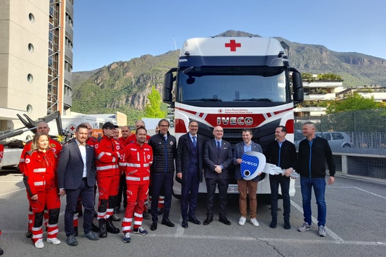 Gruppenbild mit Fahrzeug (von rechts): Christian Rosà und Alex Gasser von Gasser Iveco, der Präsident des Landeskomitees des Roten Kreuzes Manuel Pallua, der Präsident des Italienischen Roten Kreuzes Rosario Valastro, Landeshauptmann und Bevölkerungsschutzlandesrat Arno Kompatscher und der Direktor der Agentur für Bevölkerungsschutz Klaus Unterweger mit Mitarbeiterinnen und Mitarbeitern, Helferinnen und Helfern des Roten Kreuzes (Foto: LPA/Maja Clara)