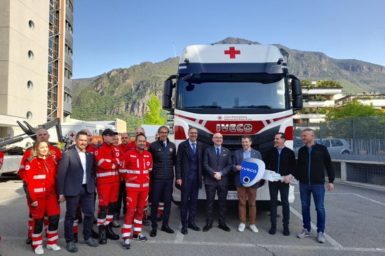 Gruppenbild mit Fahrzeug (von rechts): Christian Rosà und Alex Gasser von Gasser Iveco, der Präsident des Landeskomitees des Roten Kreuzes Manuel Pallua, der Präsident des Italienischen Roten Kreuzes Rosario Valastro, Landeshauptmann und Bevölkerungsschutzlandesrat Arno Kompatscher und der Direktor der Agentur für Bevölkerungsschutz Klaus Unterweger mit Mitarbeiterinnen und Mitarbeitern, Helferinnen und Helfern des Roten Kreuzes (Foto: LPA/Maja Clara)