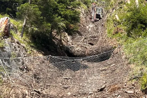 Un’intensa precipitazione ha movimentato una notevole quantità di materiale all’interno del canalone sovrastante la sede stradale. I detriti sono stati inizialmente intercettati dagli ombrelli installati nell’ambito dei lavori di somma urgenza e successivamente trattenuti dalla barriera superiore di protezione. Il materiale solido non ha raggiunto la carreggiata, sulla quale si è depositato soltanto un leggero strato di fango. Non risultano danni a persone o cose. (Foto: USP/Dipartimento Infrastrutture e Mobilità)