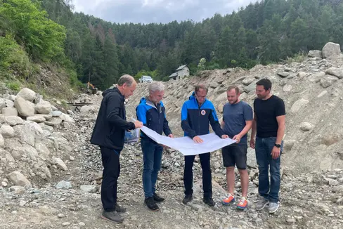 Un momento del sopralluogo al torrente Zirmbach: nella foto (da sinistra) Peter Egger, direttore dell'Ufficio sistemazione bacini montani ovest; l'assessore Arnold Schuler, il direttore dell'Agenzia per la Protezione civile, Klaus Unterweger, e i referenti comunali Roman Stecher e Kurt Agethle. (Foto: ASP/GNews)