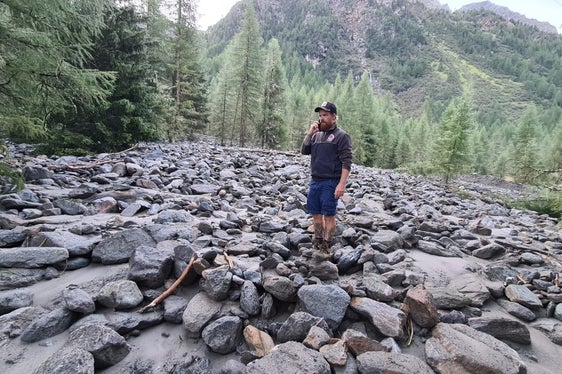 Der Rosimbach bei Sulden hat am Feiertagnachmittag große Mengen an Geröll und Schlamm mit sich gerissen, der stellvertretende Vorarbeiter der Wildbachverbauung Werner Wallnöfer war umgehend vor Ort und hat Erdbewegungsmaschinen zur Räumung organisiert. (Foto: LPA/Landesamt für Wildbach- und Lawinenverbauung West)