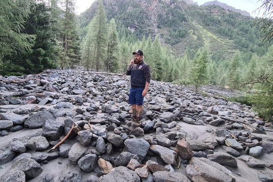 Der Rosimbach bei Sulden hat am Feiertagnachmittag große Mengen an Geröll und Schlamm mit sich gerissen, der stellvertretende Vorarbeiter der Wildbachverbauung Werner Wallnöfer war umgehend vor Ort und hat Erdbewegungsmaschinen zur Räumung organisiert. (Foto: LPA/Landesamt für Wildbach- und Lawinenverbauung West)