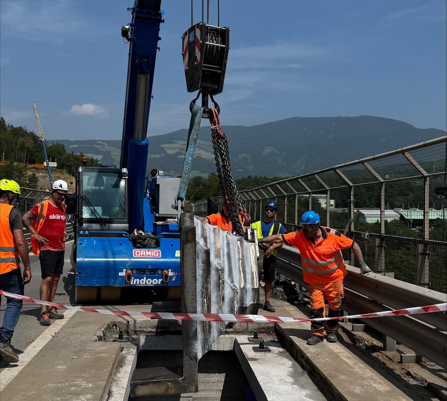 Per assicurare la piena percorribilità del ponte stradale della Val di Riga in sicurezza, il 10 giugno è iniziata la fase di assemblaggio delle parti speciali realizzate in cantiere e in stabilimento negli ultimi mesi. (Foto: USP/Dipartimento Infrastrutture e Mobilità)