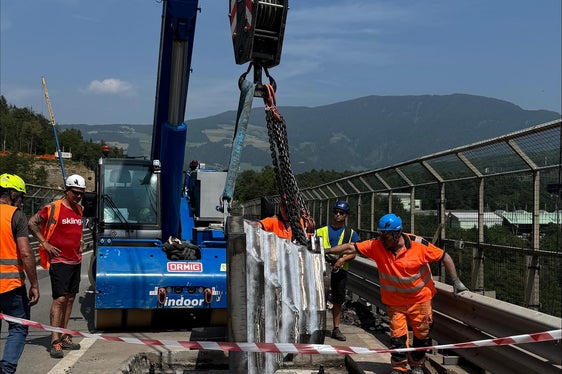 Am 10. Juni wurde die erste Stahlkonstruktion, die die Riggertalbrücke verstärken soll, abgesenkt und verankert. (Foto: LPA/Ressort für Infrastrukturen und Mobilität)