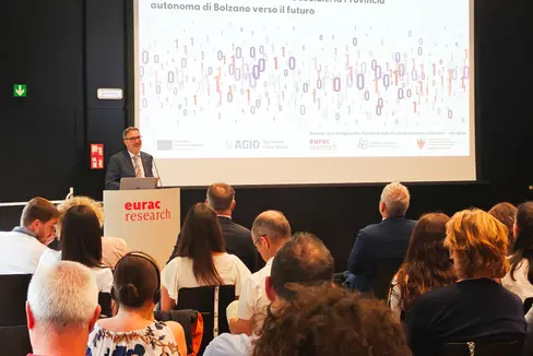 Klare Ziele, eine gemeinsam getragenen Strategie und das Setzen von Prioritäten: Diese drei Dinge sind laut Landeshauptmann Arno Kompatscher essentiell, wenn sich Südtirol in Sachen digitale Transformation vom Mittelfeld in die vorderen Ränge hocharbeiten möchte. (Foto: LPA/Ursula Pirchstaller)